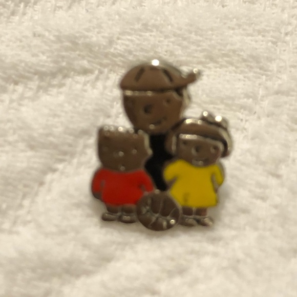 Children Pin - Picture 2 of 3